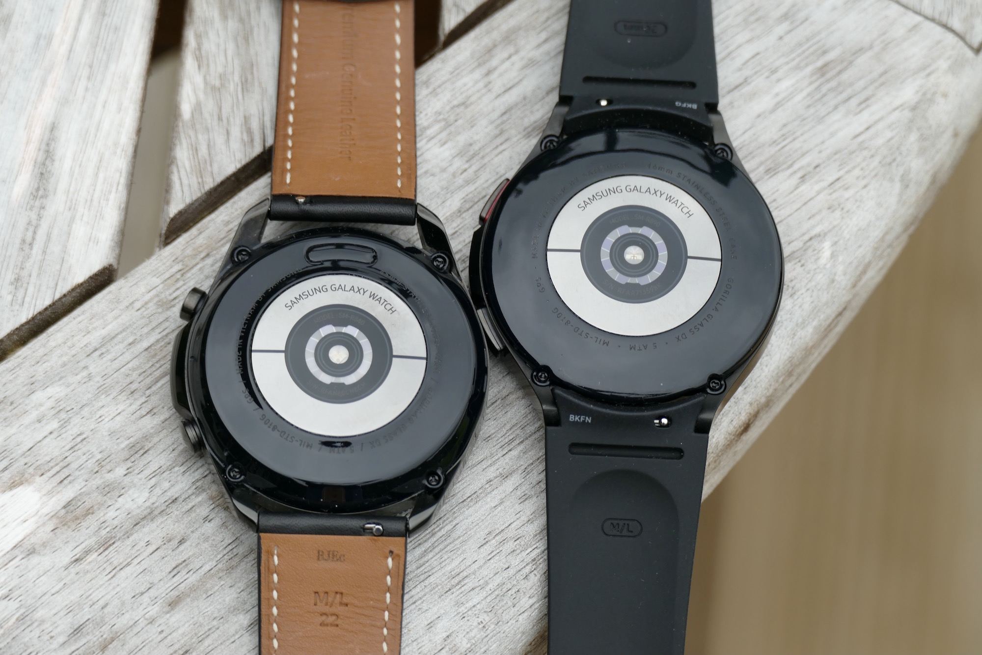 Conjunto de sensores biométricos no Galaxy Watch 3 (esquerda) e no Galaxy Watch 4 Classic (direita)
