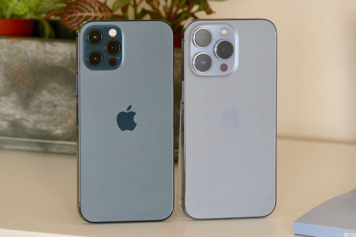 El iPhone 12 Pro y el iPhone 13 Pro.