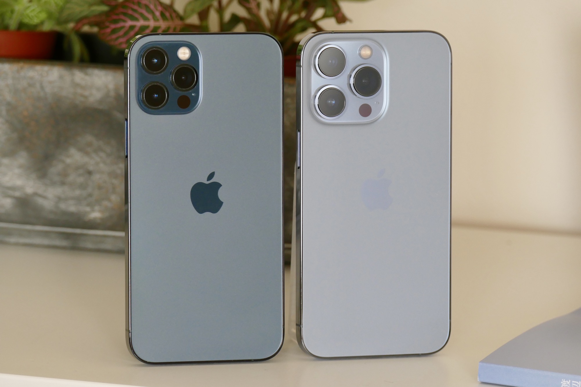 O iPhone 12 Pro e o iPhone 13 Pro.