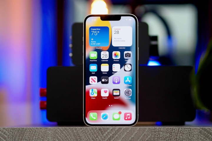 Un Apple iPhone 13 che mostra le app e i widget della schermata iniziale.