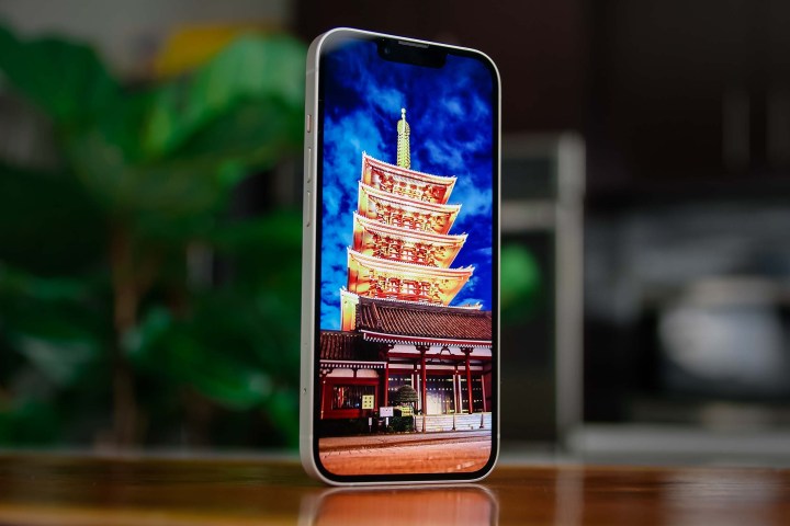 iPhone 13 che mostra una pagoda.
