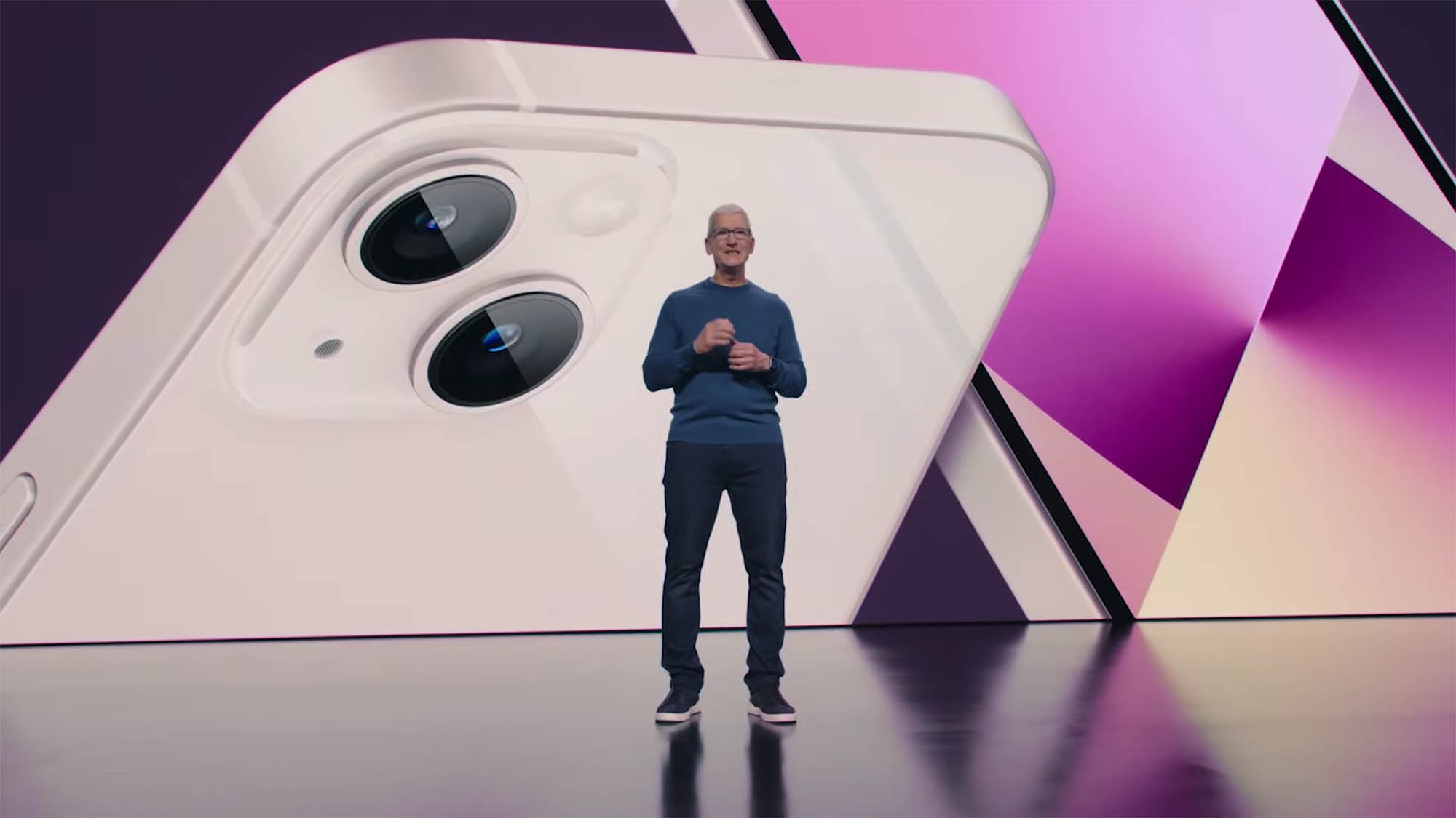 Tim Cook revelando o iPhone 13 no evento de streaming da Apple na Califórnia em setembro de 2021.