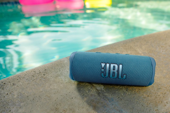 O alto-falante portátil JBL Flip 6.