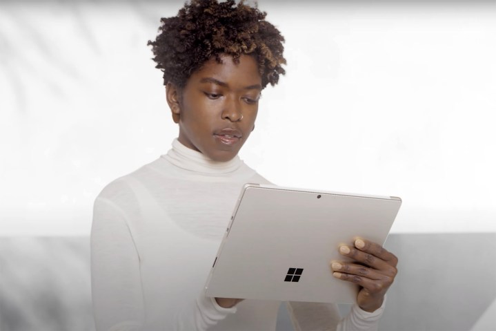 Donna che utilizza Microsoft Surface Pro 8 in modalità tablet.