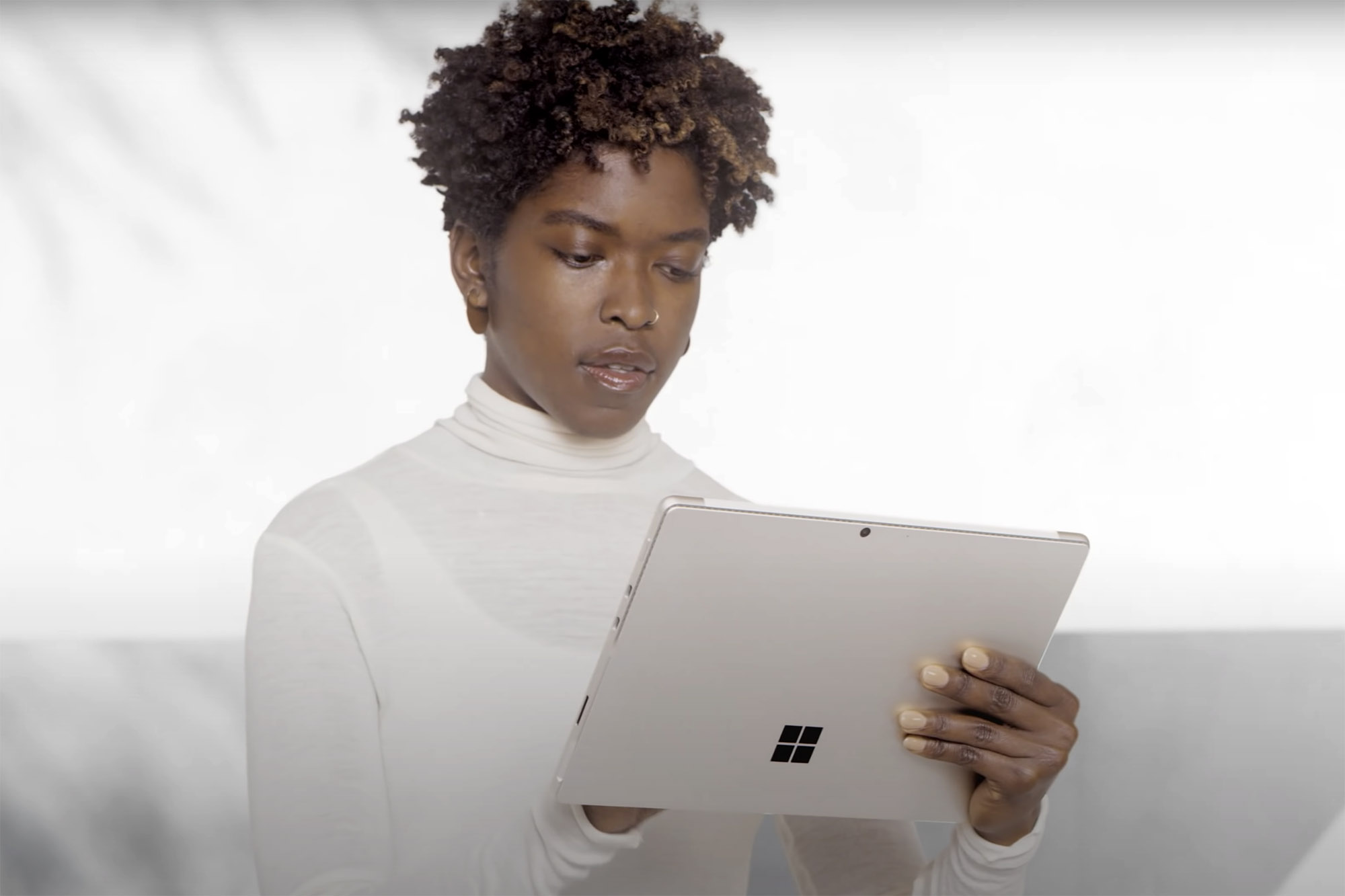 زنی که از Microsoft Surface Pro 8 در حالت تبلت استفاده می کند.