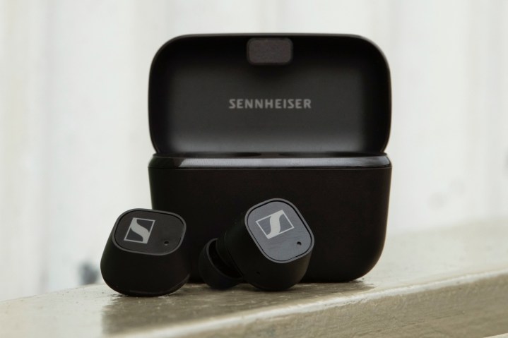 Наушники Sennheiser CX Plus True Wireless черного цвета.