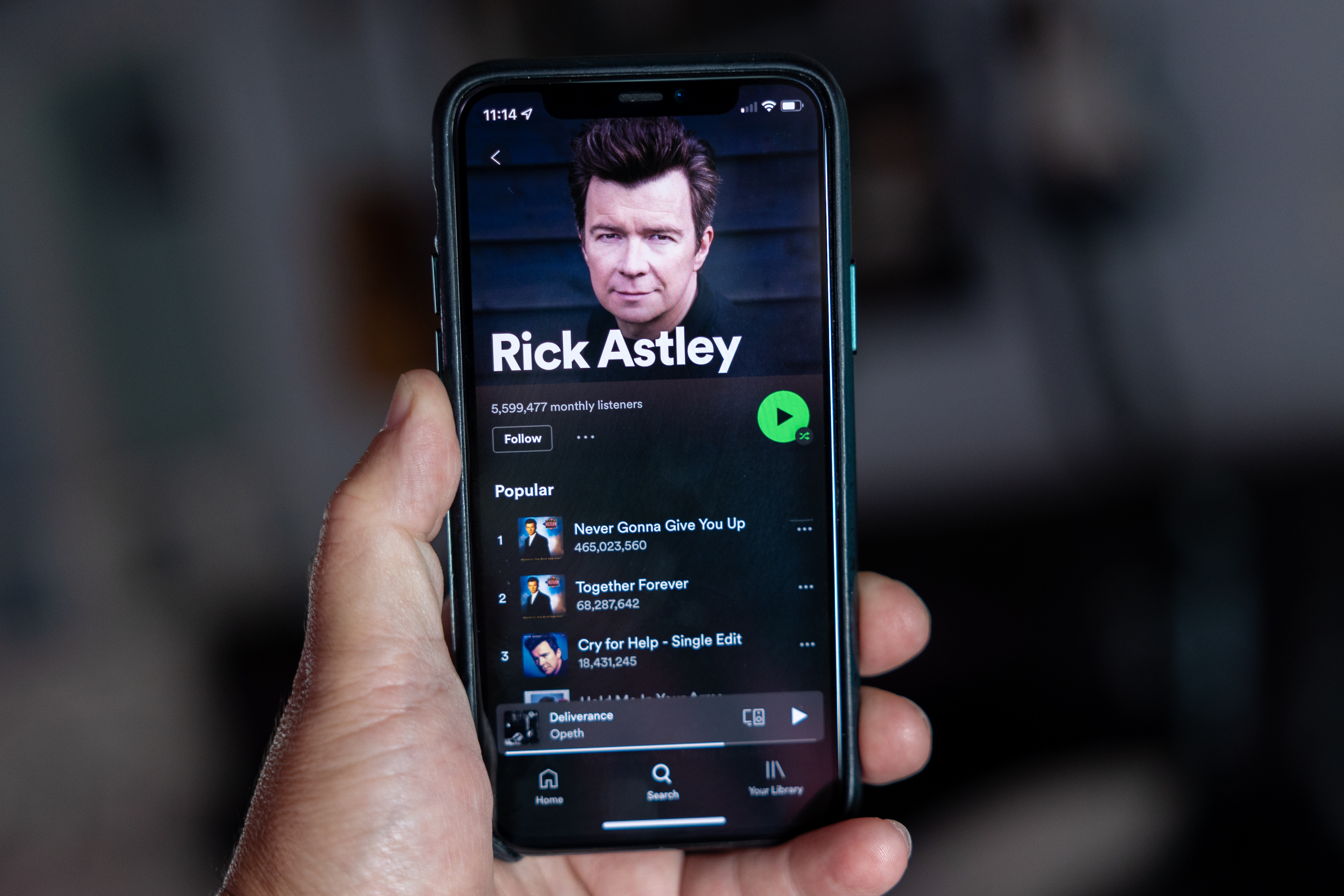 Página do artista Rick Astley no Spotify em um iPhone.