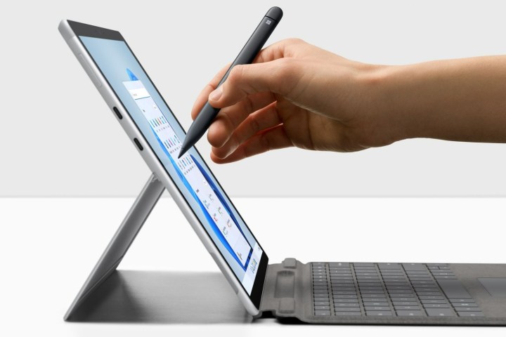 De Surface Pro X gebruikt met de Surface Slim Pen 2.
