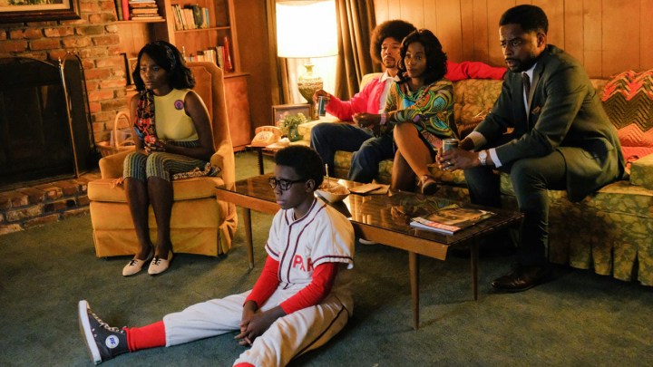La famille assise ensemble dans le salon dans une scène des années 60 de The Wonder Years.