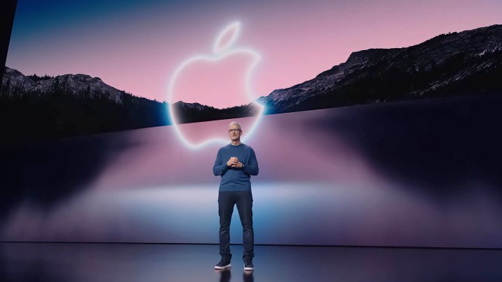 Giám đốc điều hành Apple, Tim Cook, đứng trên sân khấu tại Sự kiện Apple mùa thu tháng 9 năm 2021.