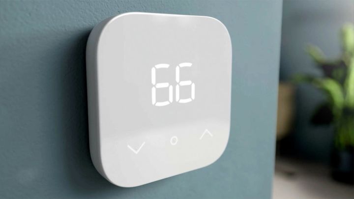 O Amazon Smart Thermostat instalado em uma parede.
