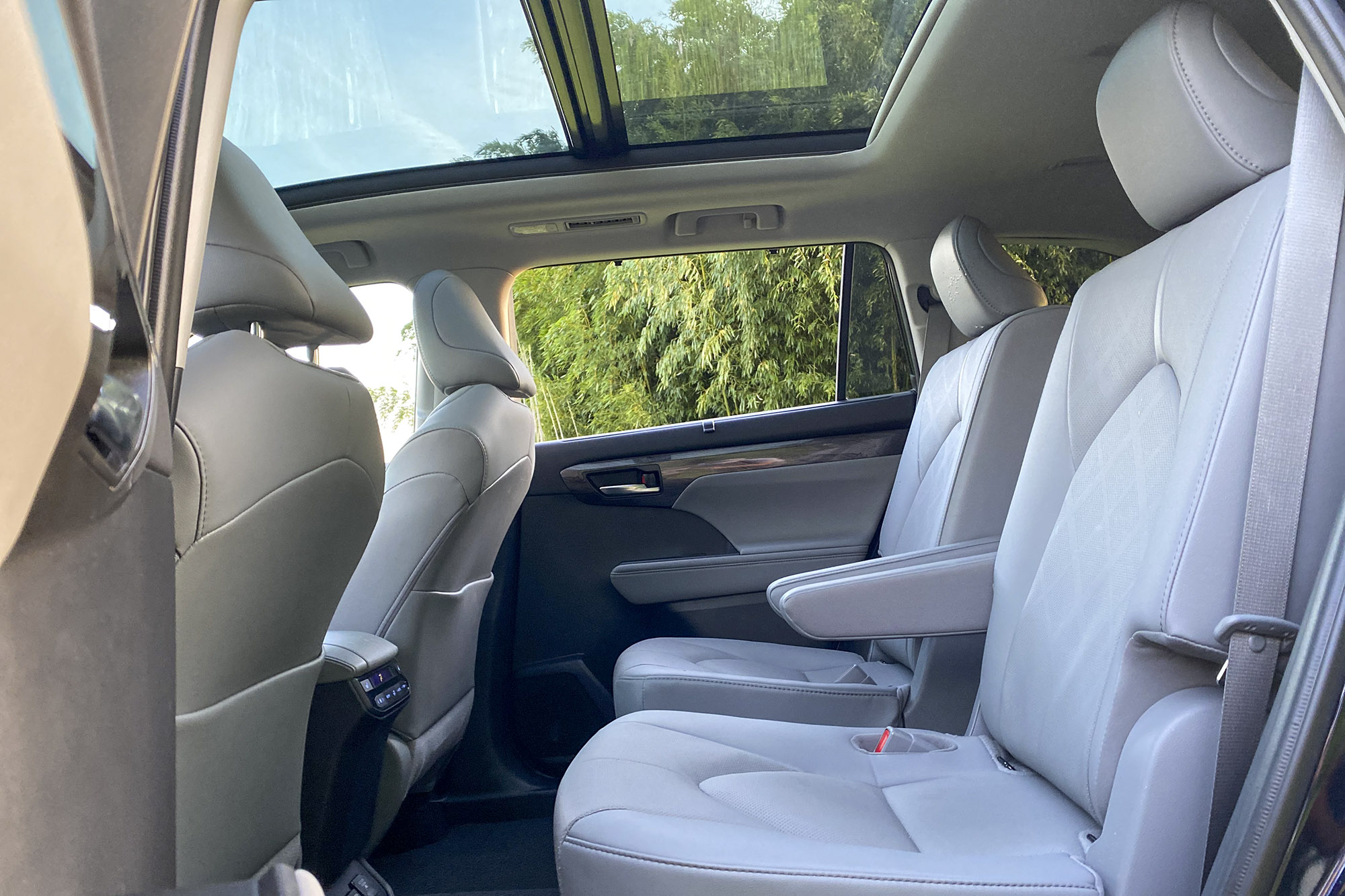Middle row seats in the 2021 Toyota Highlander Hybrid Platinum.
