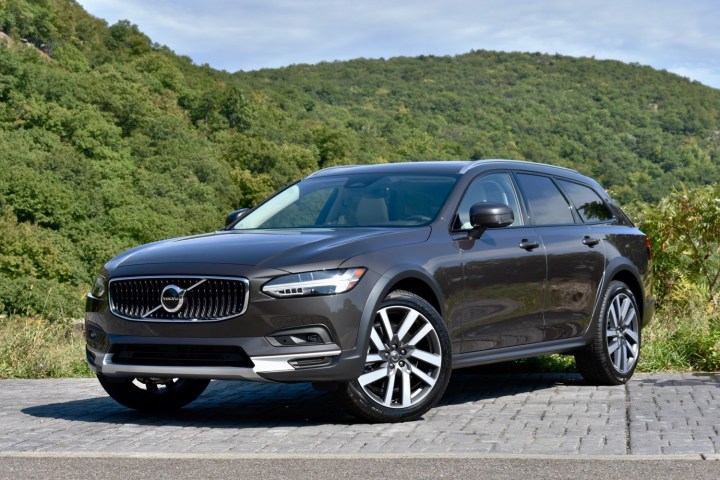 Front three quarter view of the 2022 Volvo V90 Cross Country.