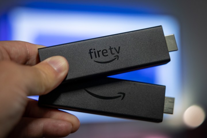 Две палки Amazon Fire TV Stick 4K Max в руке.