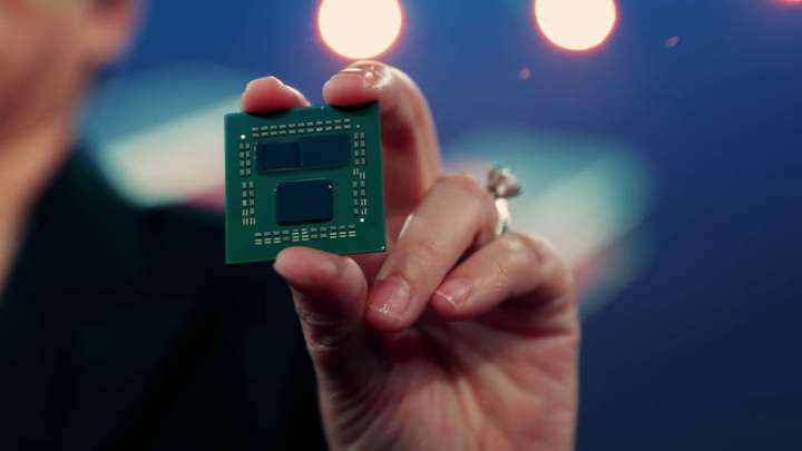 یکی از مدیران AMD که یک پردازنده V-Cache سه بعدی در دست دارد.