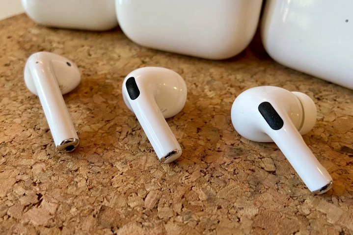 AirPods 3, AirPods y AirPods Pro uno al lado del otro.