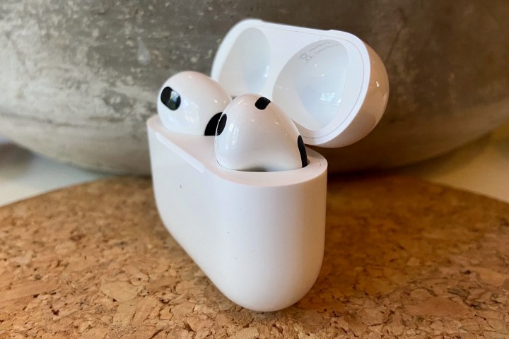 Les Apple AirPods 3 sont assis dans leur étui de chargement.