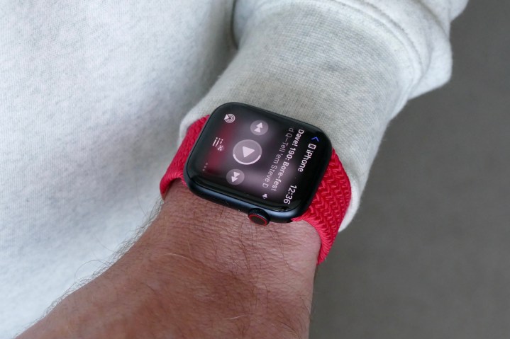 Controles de música no Apple Watch Series 7.