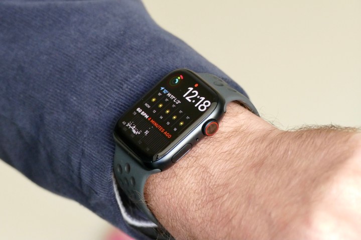 Un uomo che indossa un Apple Watch Series 7 che mostra il quadrante modulare.