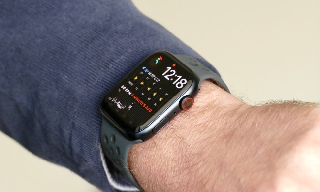 A man wearing an Apple Watch Series 7 displaying the Modular face.