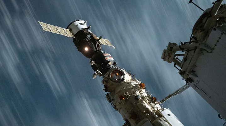 La nave tripulada Soyuz MS-18 aparece acoplada al módulo de laboratorio multipropósito Nauka.