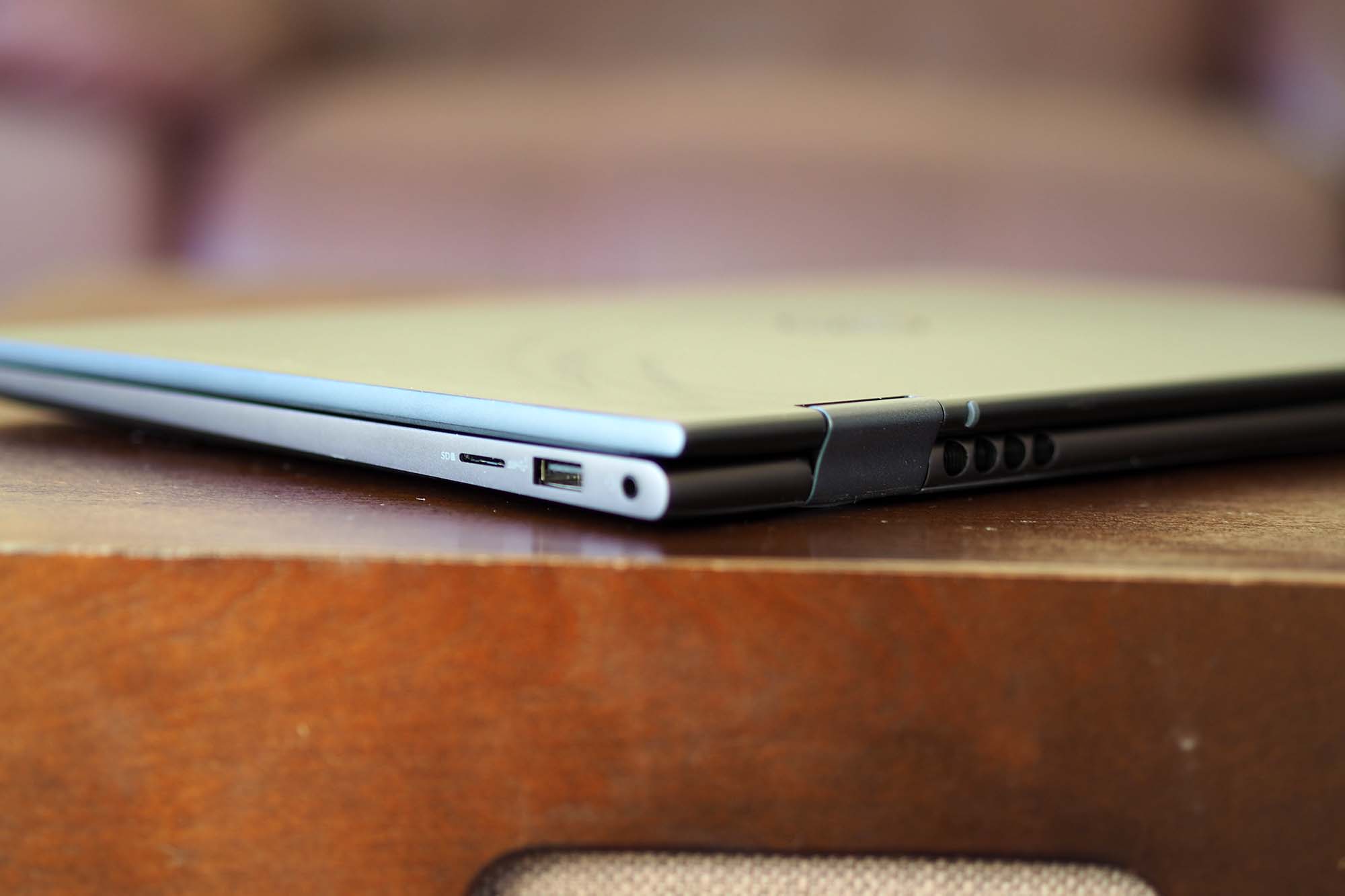 3.2 Gen 1 port, a 3.5mm audio jack, and a microSD card reader along the right-hand side of the Dell Inspiron 14 2-in-1.