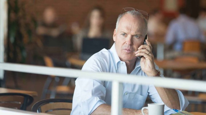 Michael Keaton como el Dr. Samuel Finnix en Dopesick, sentado y hablando por teléfono.