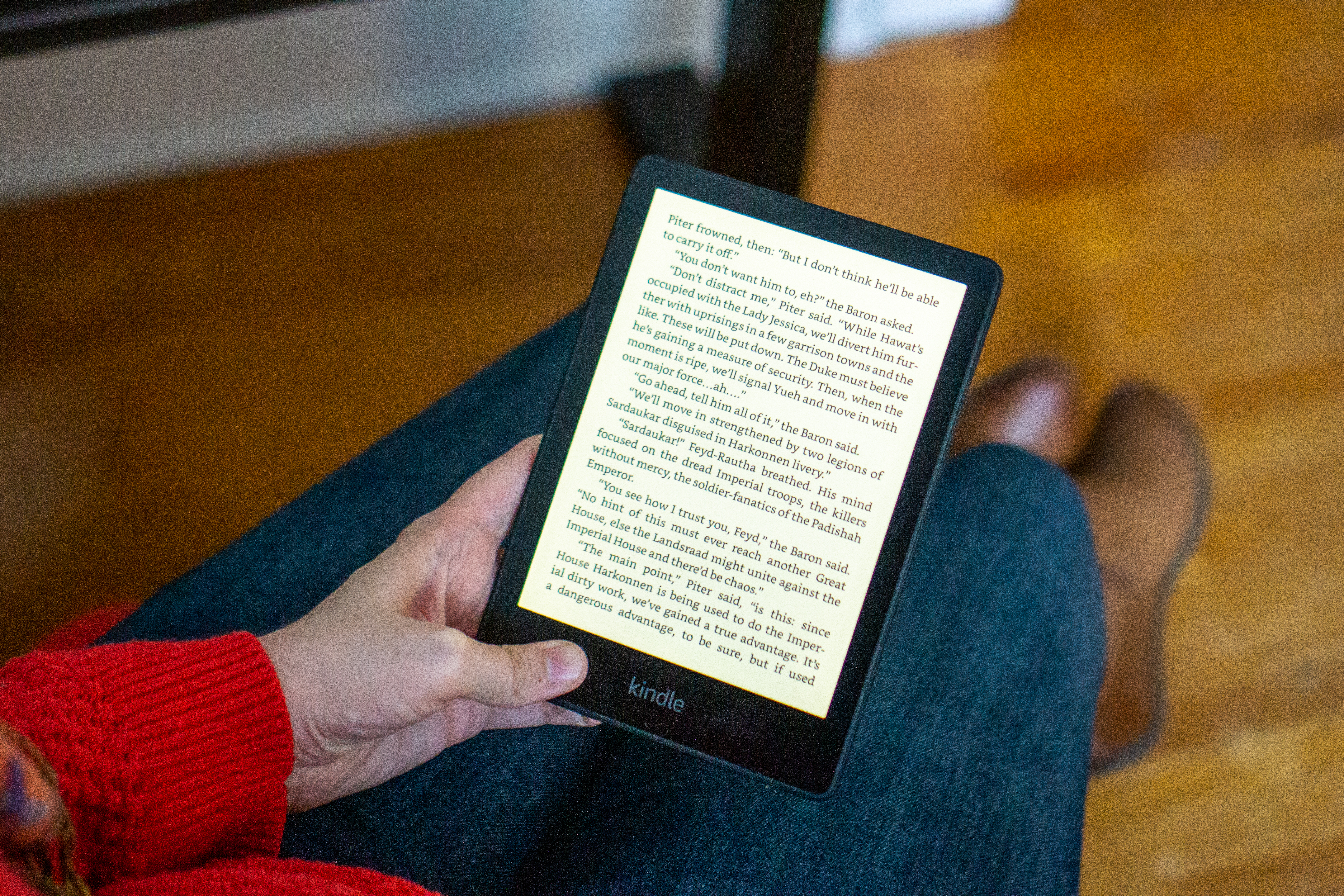 O Amazon Kindle Paperwhite em uso com o filtro de luz azul ativado.