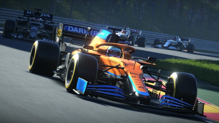 Игрок F1 2021 мчится по трассе.