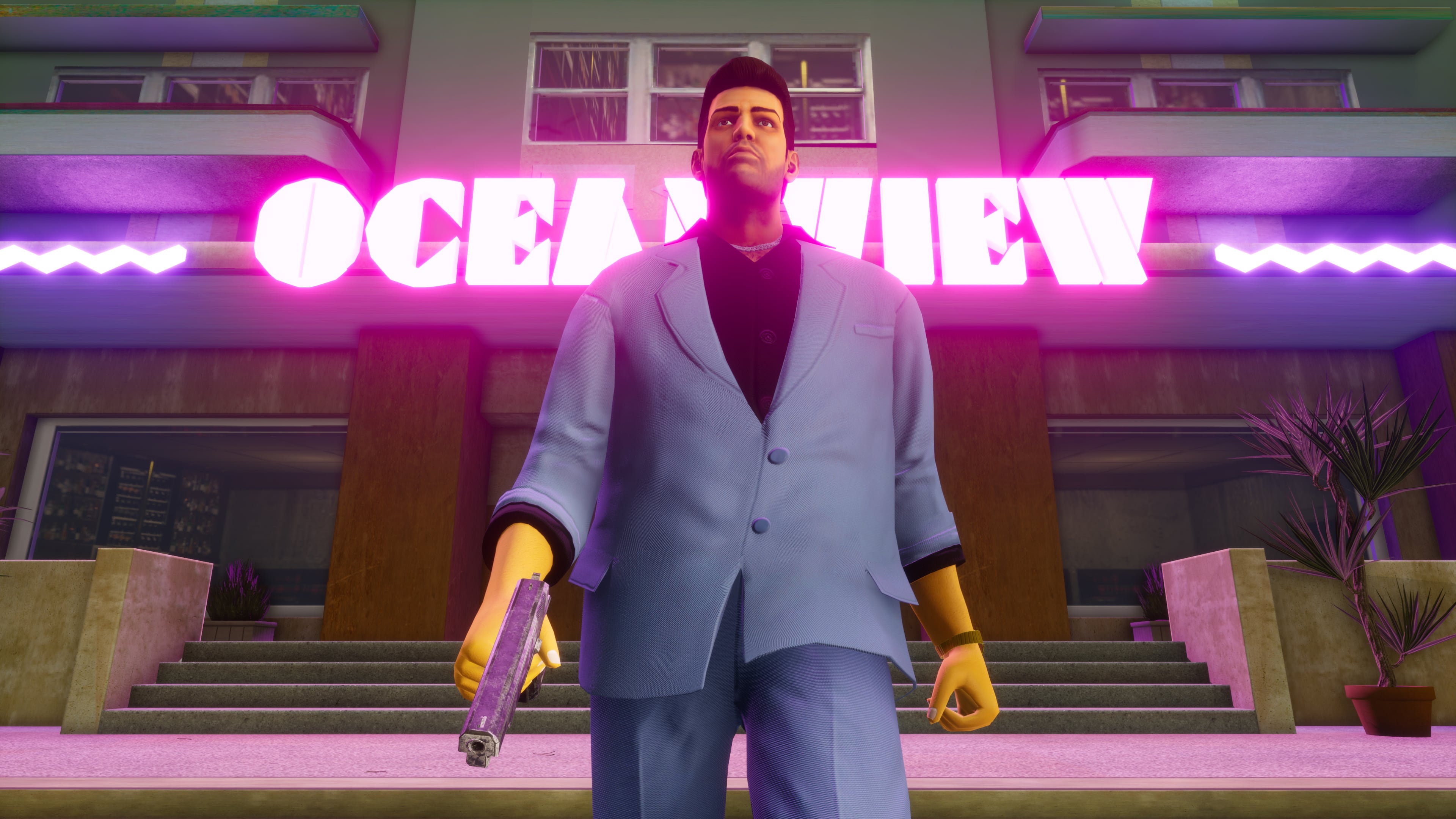 O personagem principal de Grand Theft Auto City fica na frente de um letreiro de neon.