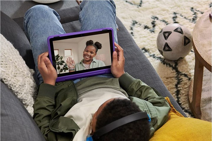 Un ragazzino usa Fire HD 10 Kids Pro per chattare in video,