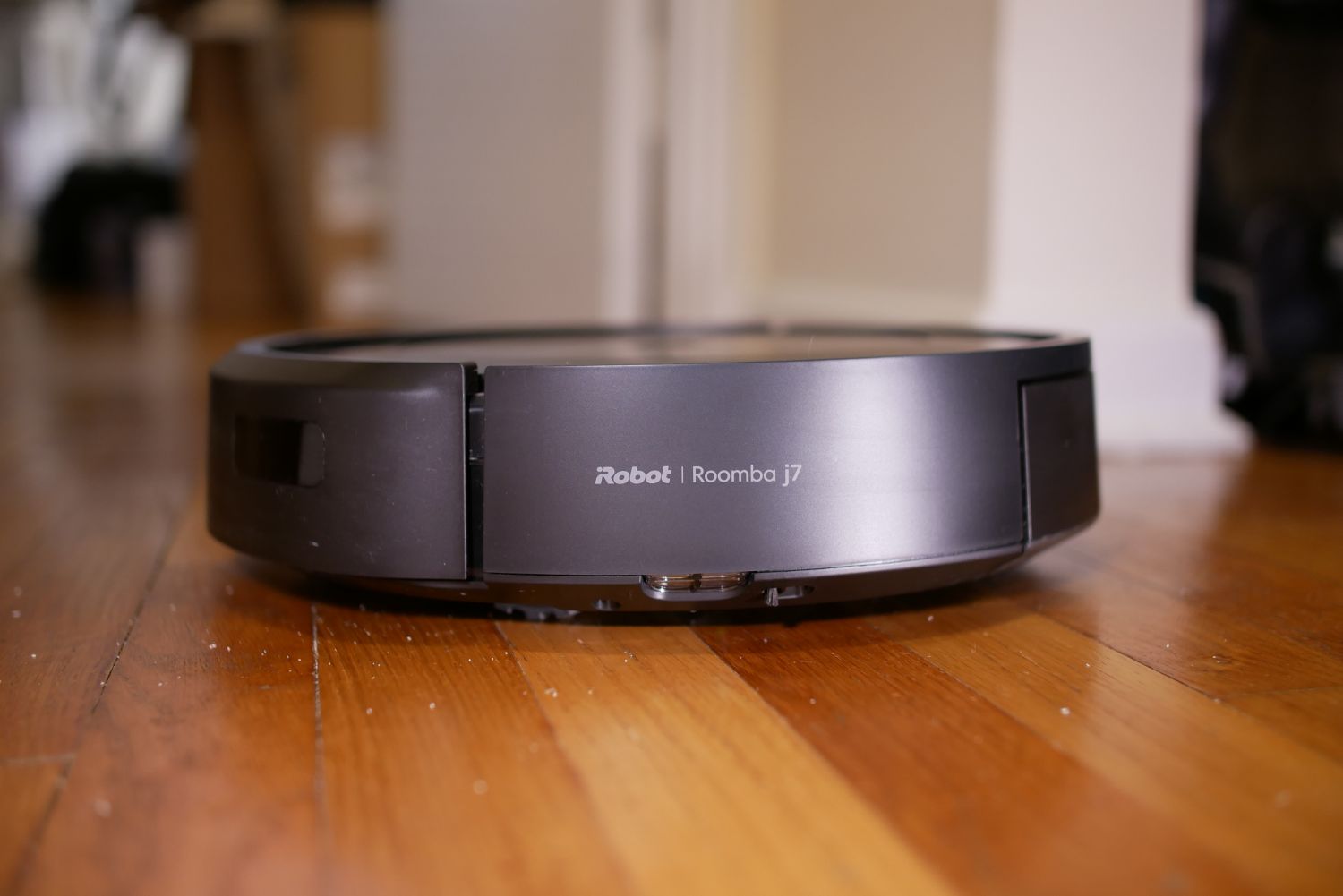 iRobot Roomba j7+ पर लोगो और नाम।