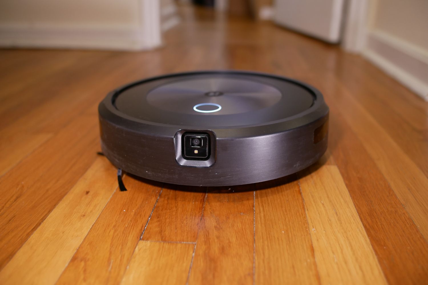 iRobot Roomba j7+ em piso de madeira.