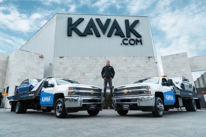 Kavak founder standing on cars.