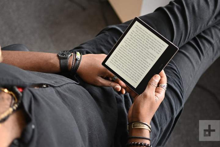 Una persona legge su un Amazon Kindle Oasis.