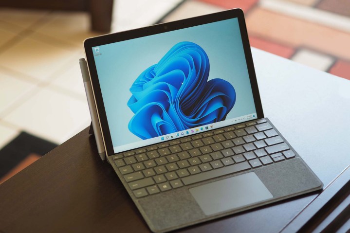 Microsoft Surface Go 3 坐在桌子上。
