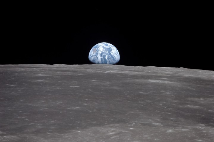 Vista de la Tierra desde la Luna durante la misión espacial Apolo 11.