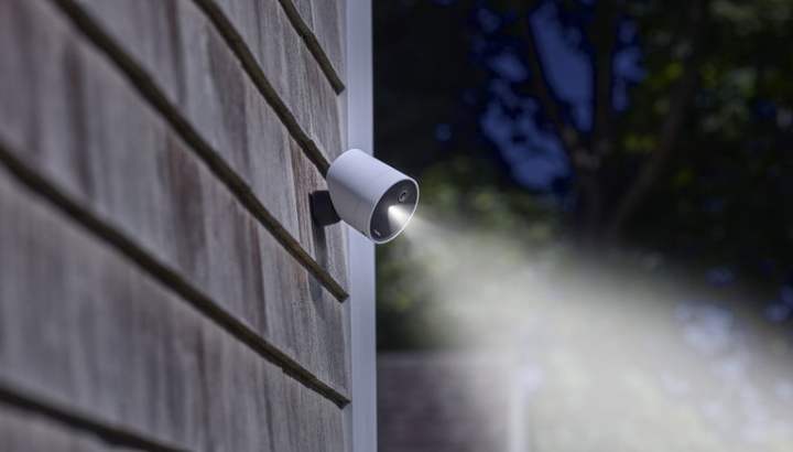 The SimplySafe Outdoor Camera is mounted outside.