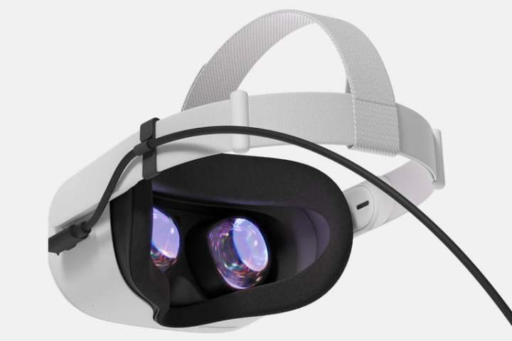 Oculus Quest 2 헤드셋 Oculus 링크 케이블과 연결되어 있습니다