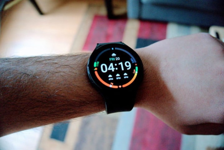 O Samsung Galaxy Watch 4 mostrado em um pulso.