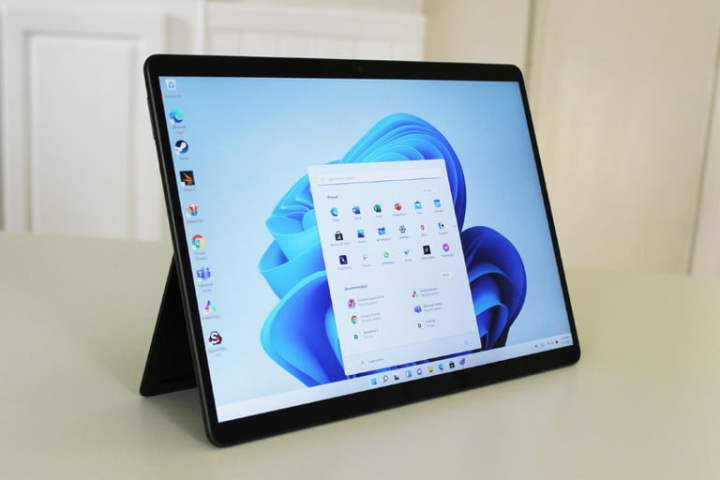 Vista tablet Surface Pro 8 con schermo Windows 11.
