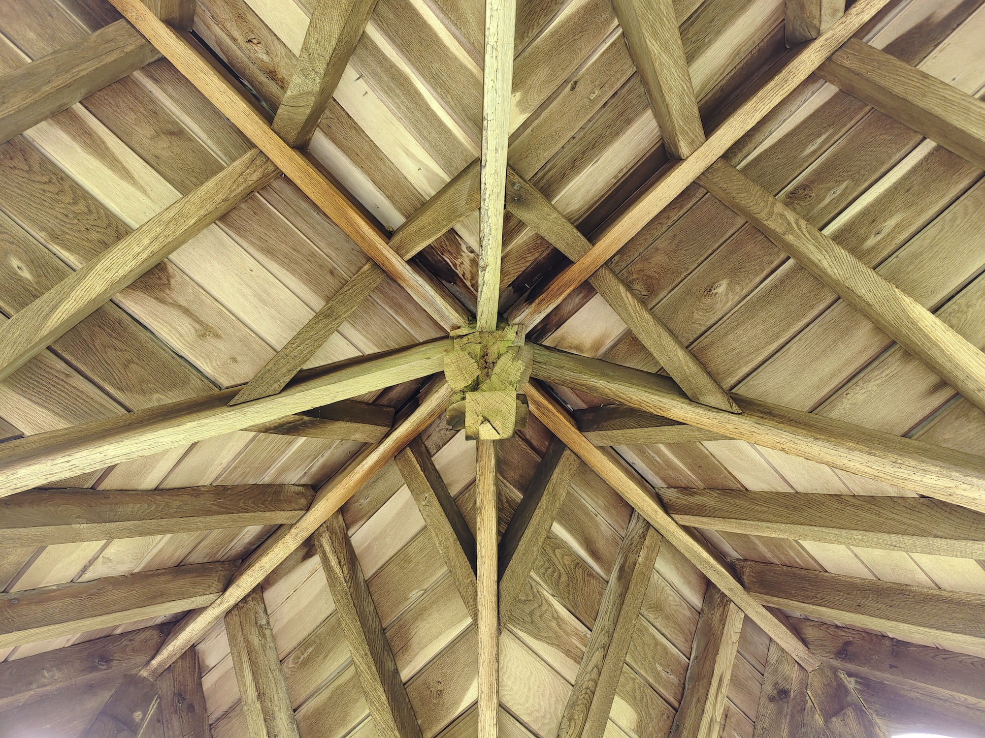 Photo of a wooden roof taken with the Vivo X70 Pro+.