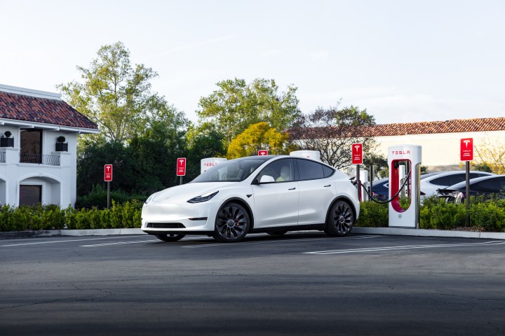 Weißer Tesla an einem Supercharger