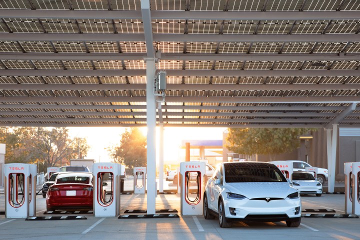 Tesla-Autos an Superchargern
