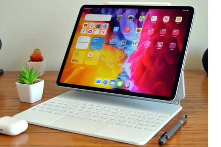 Um iPad Pro 2021 está conectado a um teclado em uma mesa.