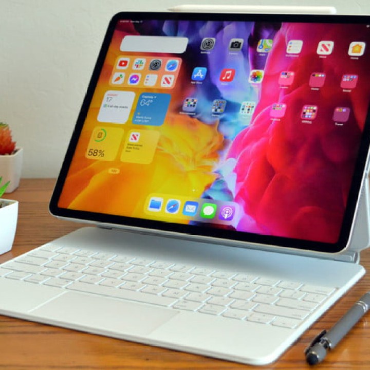 iPad Pro de 12,9 polegadas na cor prata e apoiado em uma mesa.