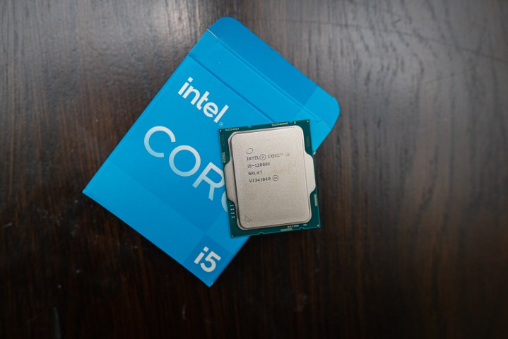 En Intel Alder Lake Core i5-12600k CPU og dens emballage