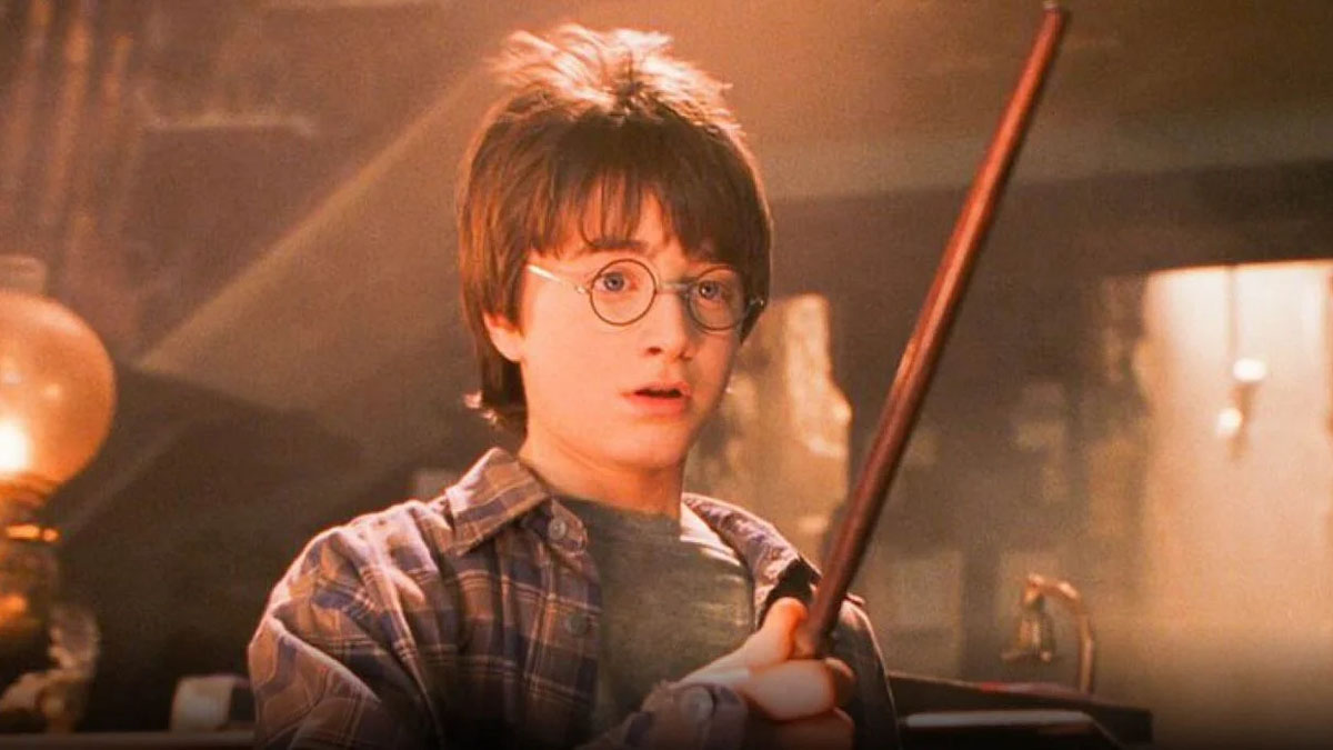 Harry segurando sua varinha pela primeira vez em Harry Potter e a Pedra Filosofal.