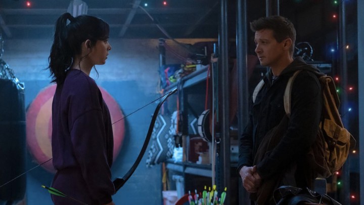 Kate Bishop e Clint Barton conversando em um esconderijo secreto em Hawkeye.