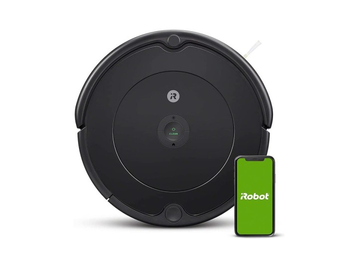 Um robô aspirador iRobot Roomba 694 fica na vertical ao lado de um smartphone.